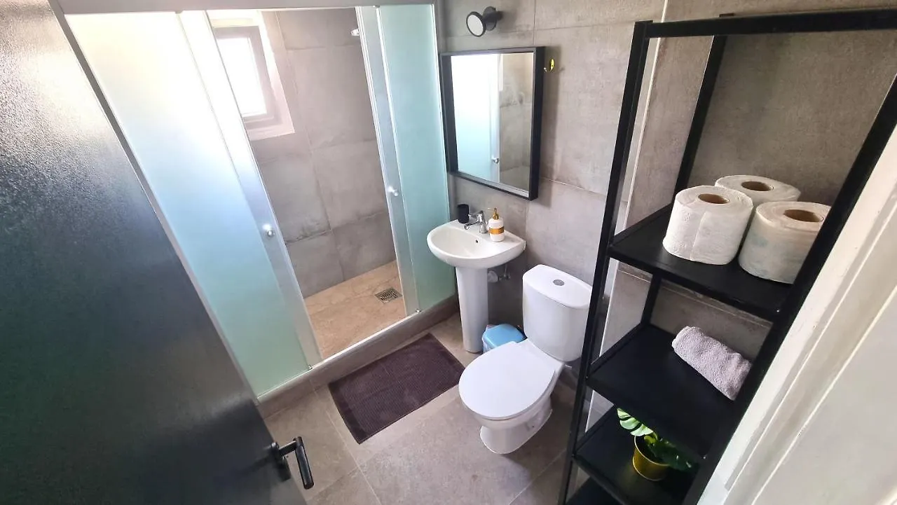 ラルナカ2 Apts - 12 Guests! Comfy And Unique Apt With 150Mbit Internet Speedアパートメント 0*, ラルナカ
